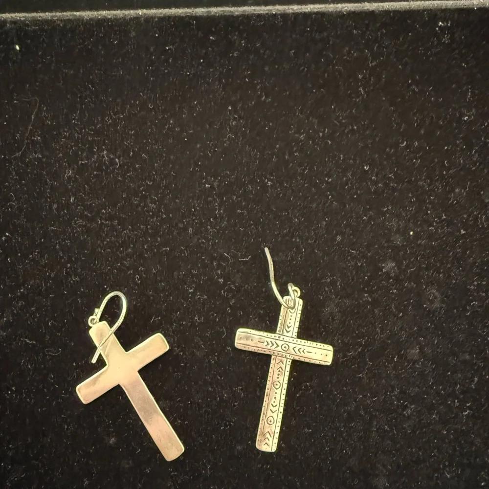 Elegant Silver Cross Earrings
SILPADA .925 SILVER - Picture 3 of 4